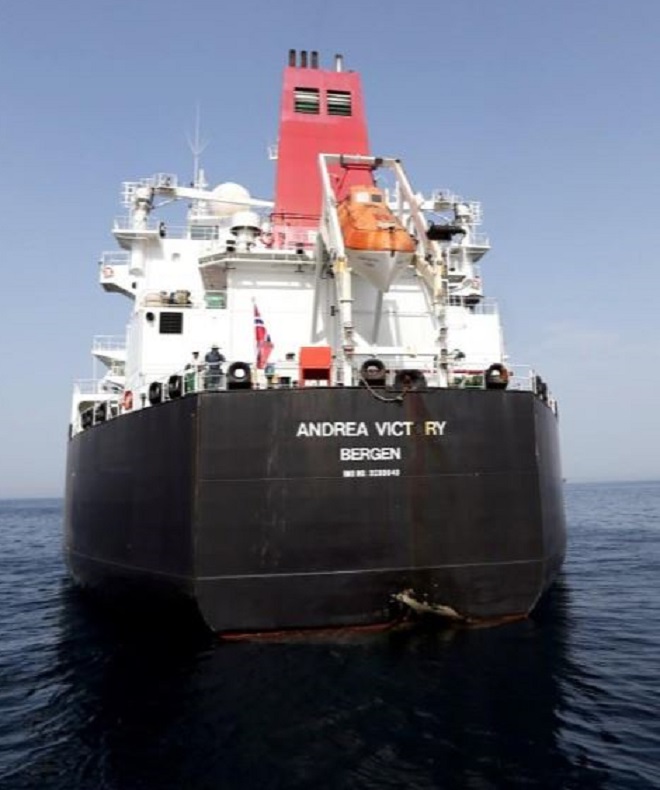 صورة للتلفيات التي تعرضت لها سفينة خارج ميناء الفجيرة الإماراتي